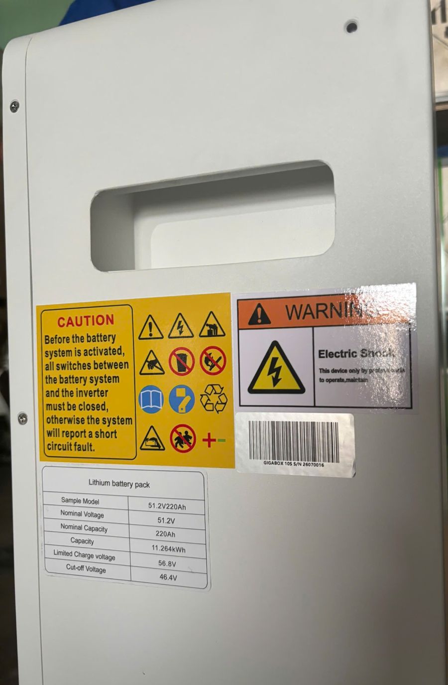 Tay cầm và tem thông số của pin lưu trư điện 11kWh Gigabox 10S Tay cầm và tem thông số của pin lưu trư điện 11kWh Gigabox 10S