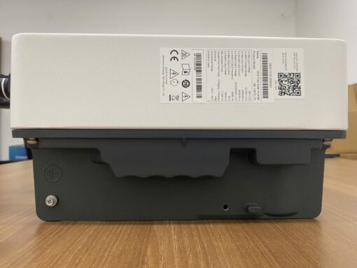 Mặt bên và tem thông số kỹ thuật của Inverter hòa lưới 10kW SENERGY SE 10KTL-T1