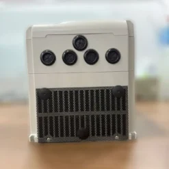 Mặt đáy của biến tần bơm mặt trời Gigabox 3 pha 5.5 kW 7.5kW