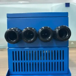 Mặt đáy và cổng kết nối của biến tần bơm Gigabox IP65 3 pha 5.5kW