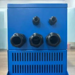 Mặt đáy và cổng kết nối của biến tần bơm Gigabox IP65 3 pha 7.5kW