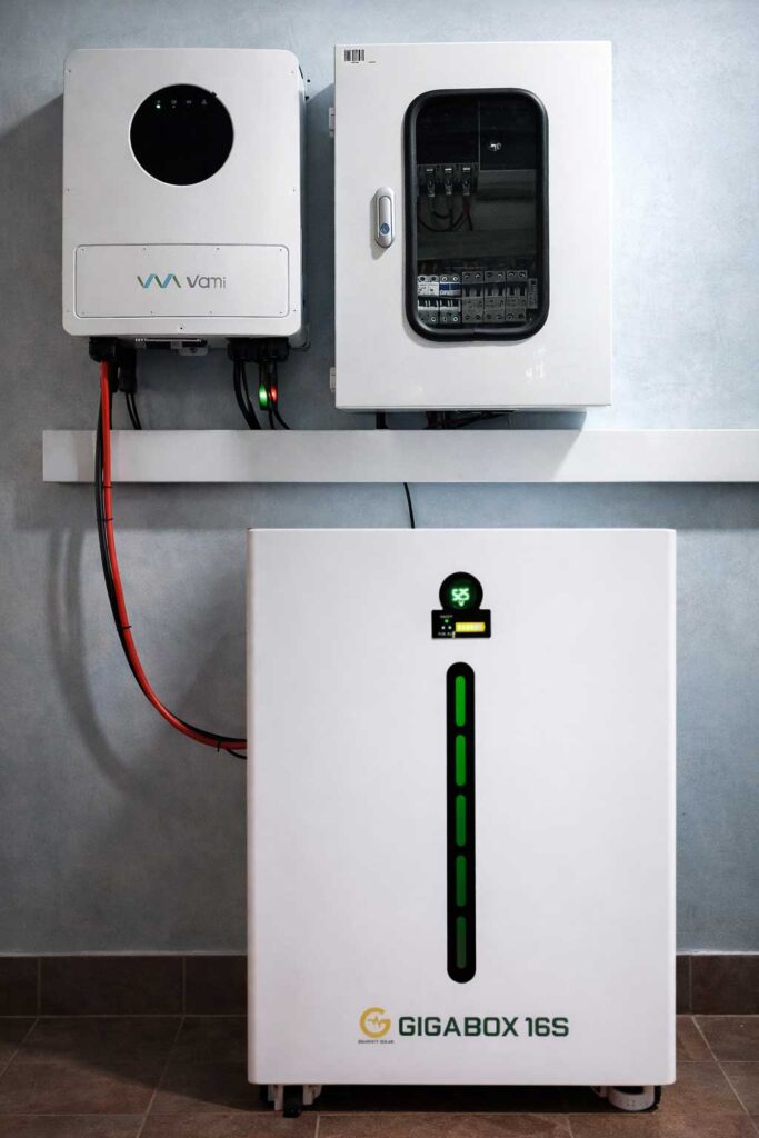Hệ hybrid 8.6kW lưu trữ 16kW sử dụng Inverter hybrid Vami và pin lưu trữ Gigabox