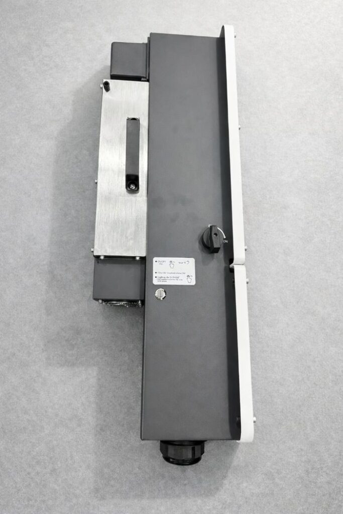 Mặt hông của sản phẩm+công tắc DC Switch của Senergy 12kW SE 12K PRO