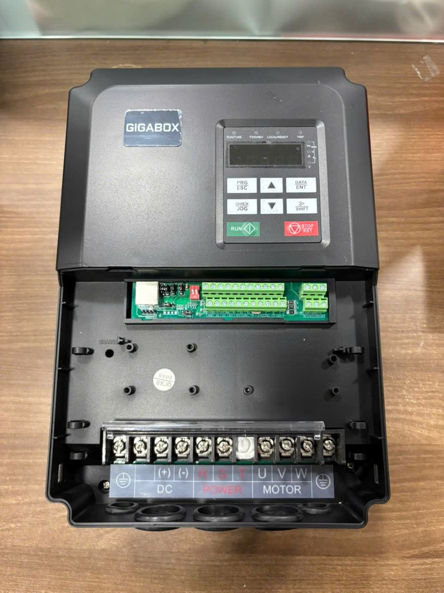 Cổng kết nối của biến tần GIGABOX GW22 vào 1 pha 220V ra 3 pha 380V