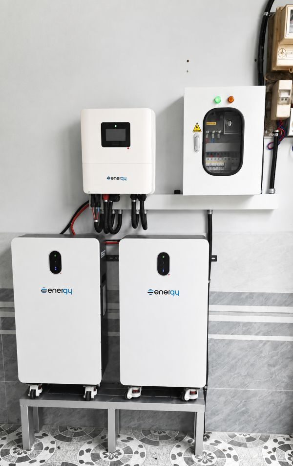Hệ hybrid 6kW lưu trữ 32kWh sử dụng Hybrid 6kW ECO II và 2 pack pin lưu trữ Senergy 314Ah