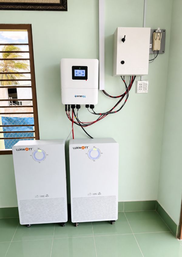 Hệ hybrid 6kW lưu trữ 32kWh sử dụng Hybrid 6kW ECO và 2 pack pin lưu trữ Luxwatt 314Ah